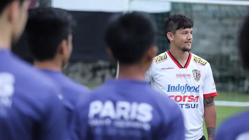 Irfan Bachdim ikut meramaikan latihan perdsana PSG Academy Bali