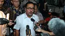 Rano Karno menjawab pertanyaan wartawan, Jakarta, Jumat (22/1). Rano mengakui bahwa Direktur Utama PT Banten Global Development Ricky Tampinongkol pernah melaporkan ada permintaan Rp10 miliar dari anggota DPRD Banten. (Liputan6.com/Helmi Afandi)