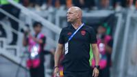 Pelatih Bali United, Johnny Jansen dalam laga pekan kelima BRI Super League 2025/2026 melawan Persija Jakarta di Jakarta International Stadium (JIS), Minggu (14/9/2025). (Bola.com/M. Iqbal Ichsan).