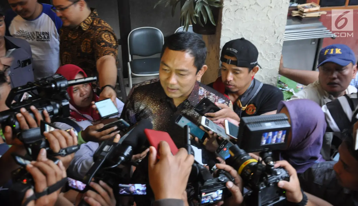 Wali Kota Semarang, Hendrar Prihadi memberikan keterangan terkait kontroversi pernyataannya yang ditulis di berbagai media terkait jalan tol di Rumah Makan Selasih Semarang , Senin (4/2). (Liputan6.com/Gholib)