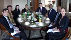 Menkumham Yasonna Laoly bersama Wapres Republik Seychelles Mr Vincent Meriton dan sejumlah tokoh lainnya saat sarapan pagi di Hotel Mulia, Jakarta, Rabu (8/3). (Liputan6.com/Johan Tallo)