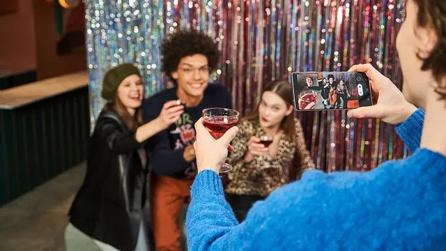 5 Fashion Item dengan Sentuhan Warna Violet Pelengkap OOTD Tahun 2021