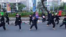Sejumlah pendekar perempuan memperagakan jurus beladiri di hadapan warga saat Car Free Day di kawasan Senayan, Jakarta, Minggu (8/10). Aksi yang tergabung dalam Dewan Kesehatan Rakyat ini untuk memeriahkan CFD. (Liputan6.com/Fery Pradolo)