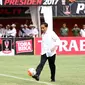 Presiden Joko Widodo menendang bola ke arah pemain PSS saat pembukaan turnamen Piala Presiden 2017 di Stadion Maguwoharjo, Sleman, Sabtu (4/2). 31.000 penonton menyaksikan laga pembuka turnamen Piala Presiden 2017. (Liputan6.com/Helmi Fithriansyah)