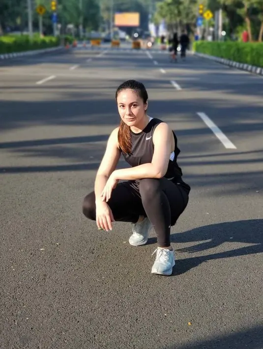 Tampil sporty saat olahraga lari, Wulan Guritno memadukan sleeveless top dan celana legging warna hitam. (Instagram/wulanguritno).