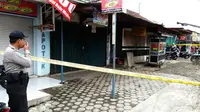 Lokasi penemuan bungkusan berisi bahan peledak di bawah gerobak batagor depan apotek di Jalan Pahlawan, Magelang, Jateng. (Liputan6.com/Felek Wahyu)