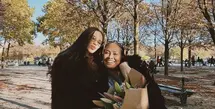 Alyssa membagikan foto sang ibunda dari muda hingga saat. Tampak terlihat ibunda tampil modis sesuai dengan gaya Alyssa saat ini. Misalnya saat liburan, Risa mengenakan coat hitam yang tak kalah keren dengan Alyssa. [@alyssadaguise]