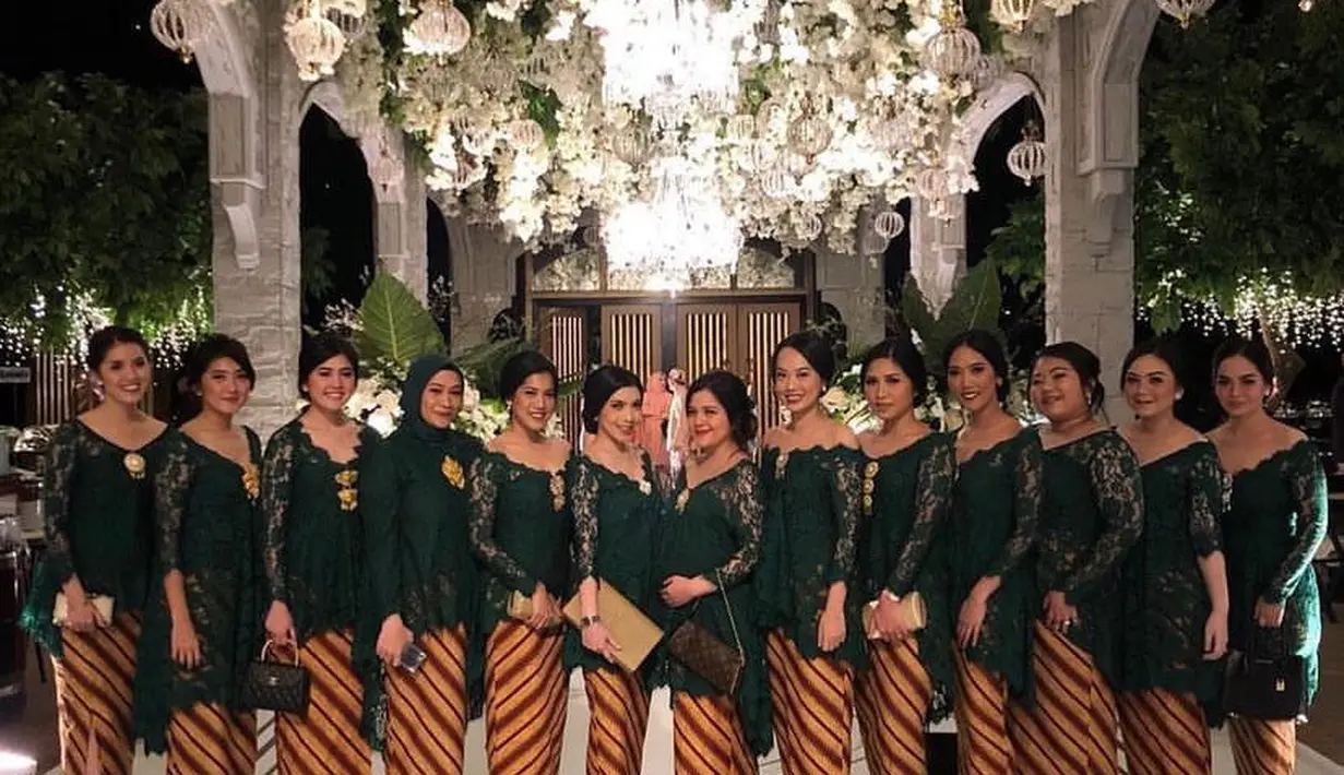 Saat sedang hamil, Tasya tampil atasan kebaya brokat lengan panjang hijau dipadukan kain batik coklat sebagai bawahannya.  [@tasyakamila]