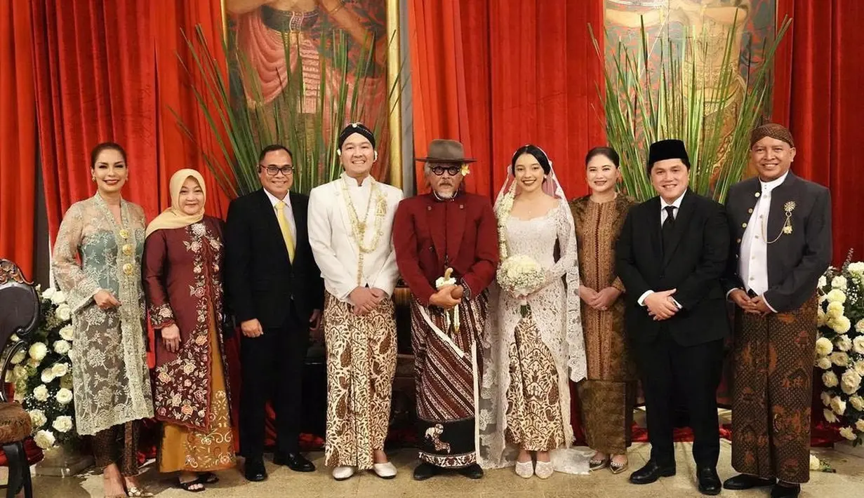 Sementara itu Soraya Haque tampil menawan kebaya Kartini panjang warna hijau mint yang dipadukan dengan bustier hijau zamrud.  [@sorayahaque]