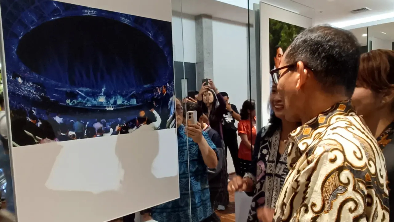 Menteri Pariwisata dan Ekonomi Kreatif (Menparekraf) Sandiaga Uno saat menghadiri pembukaan pameran foto yang diselenggarakan oleh Salon Foto Indonesia yang 43 di Sarinah, Jakarta Pusat.