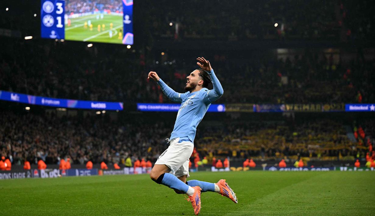 Di masa tambahan waktu atau menit ke-90+1, Rayan Cherki menambah derita Dortmund. Pemain muda Prancis itu memanfaatkan celah di lini belakang lawan dan mencetak gol keempat bagi City. Tampak dalam foto, gelandang Manchester City asal Prancis, Rayan Cherki merayakan golnya dalam pertandingan lanjutan fase liga Liga Champions 2025/2026 antara Manchester City dan Borussia Dortmund di Stadion Etihad, Manchester, Inggris barat laut, pada 5 November 2025 waktu setempat atau Kamis (6/11) dini hari WIB. (Oli SCARFF/AFP)