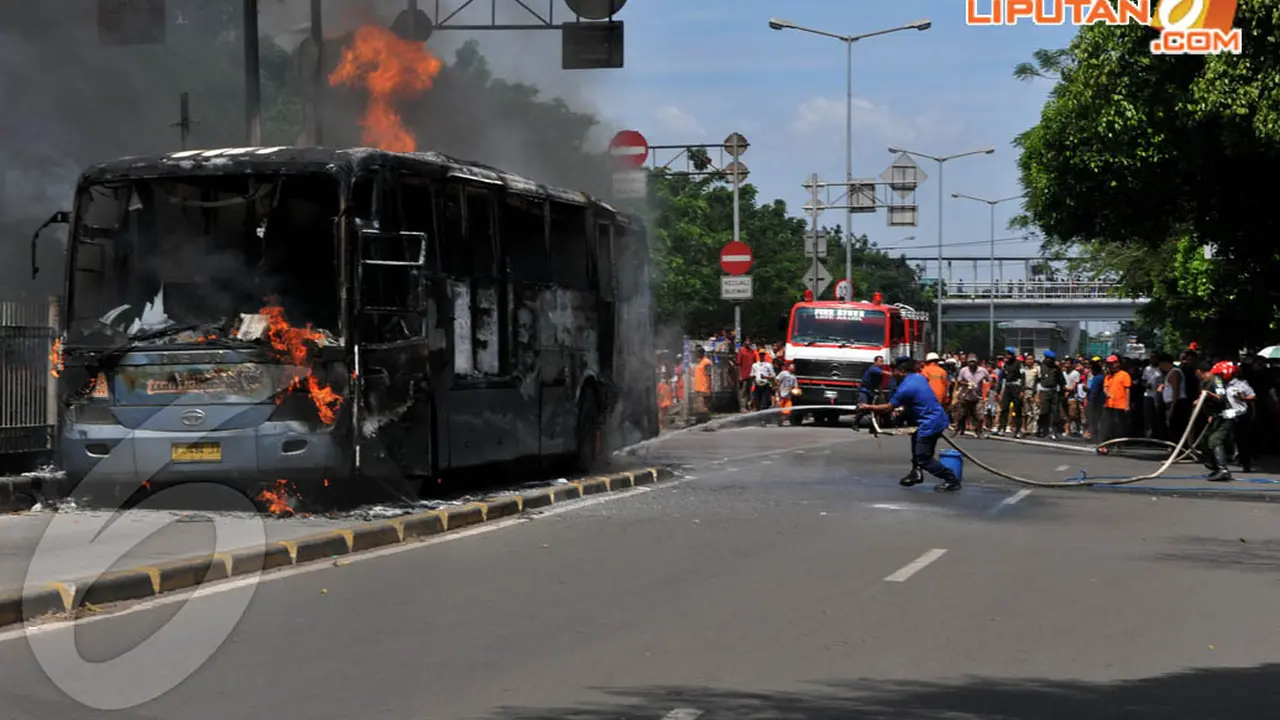 [FOTO] Bus Transjakarta Terbakar Lagi