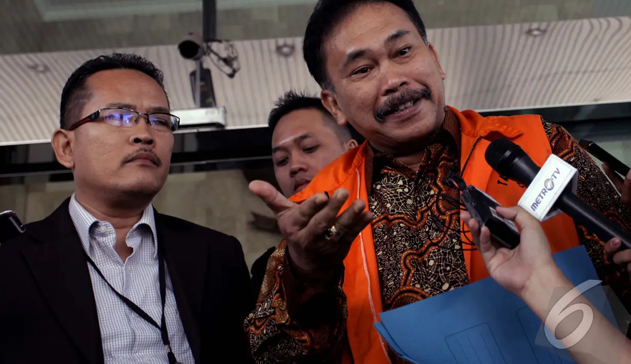 Bupati Tapanuli Tengah, Sumut, Raja Bonaran Situmeang, tersangka kasus dugaan suap hakim MK terkait pengurusan sengketa pilkada, diperiksa penyidik KPK di Gedung KPK, Jakarta, Jumat (24/10/2014) (Liputan6.com/Johan Tallo)