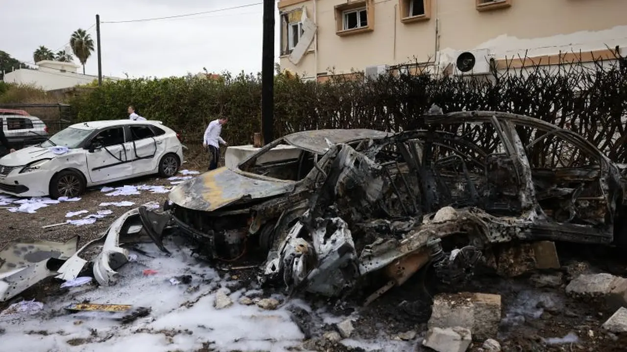 Warga Petah Tikva, dekat Tel Aviv, Israel memeriksa kerusakan setelah roket ditembakkan dari Lebanon pada 24 November 2024. (Menahem Kahana / AFP)