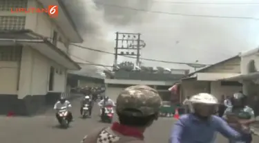 Markas kepolisian daerah,Mapolda Jawa Tengah, rabu siang terbakar, Kepanikan terjadi. saat api membakar gedung utama Mapolda. sejumlah Petugas Polri mengamankan peralatan komputer, saat api mulai membakar ruangan dinas kapolda jawa tengah.