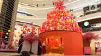 Pengunjung melihat instalasi spring lights di Atrium Senayan City, Jakarta, Rabu (22/1/2020). Jelang Tahun Baru Imlek, Senayan City menghadirkan instalasi Mega Brown setinggi 2,5 meter dan Pop Up Shop terbesar yang bisa dinikmati mulai 17 Januari sampai 9 Februari 2020.(Liputan6.com/Herman Zakharia)