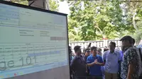 Cawapres nomor urut 02, Sandiaga Uno memantau rekapitulasi suara di tingkat Panitia Pemilihan Kecamatan (PPK) Wonokromo, di GOR Pancasila Surabaya, Jawa Timur, Sabtu (27/4/2019). (Foto: Merdeka.com)
