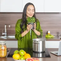 ilustrasi perempuan memasak/copyright by YAKOBCHUK VIACHESLAV (Shutterstock)