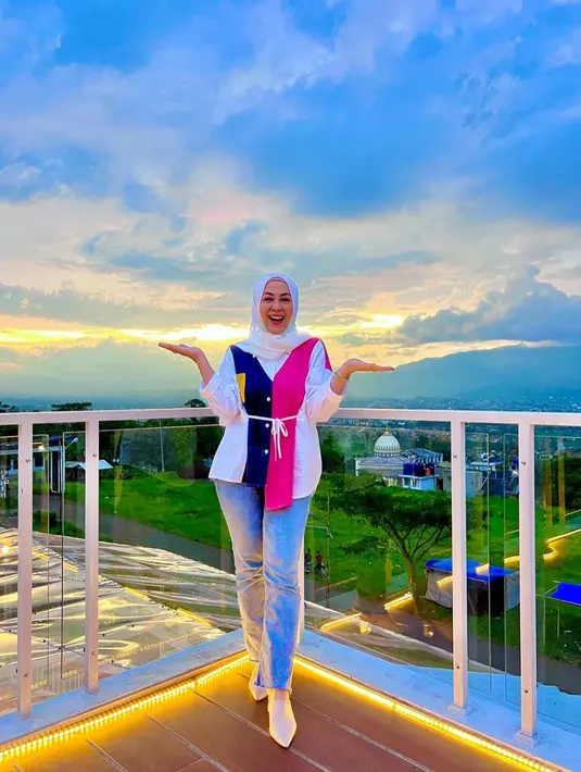 Mulai dari gamis, rok, sampai celana jeans selalu cocok dikenakan oleh Shanty Denny. Bahkan tak jaran artis kelahiran 10 Januari 1984 ini tampil dalam balutan outfit colourful yang ceria dan curi perhatian. Ekspresi yang dipamerkannya saat berfoto pun semakin pancarkan pesonanya dan membuatnya tampak awet muda. (Liputan6.com/IG/@shantydenny)