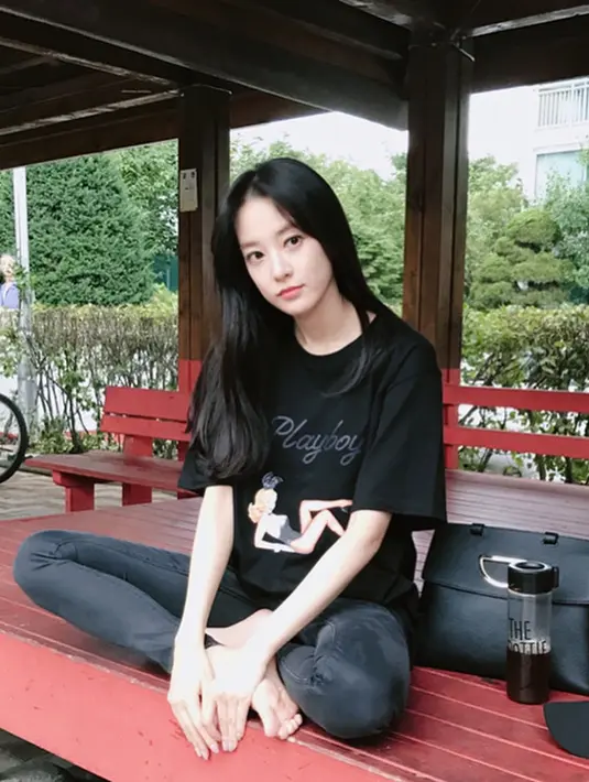 Lee Joo Yeon pernah menjadi model untuk majalah High Cut, dan model beberapa produk kecantikan. (Foto: instagram.com/jupppal)