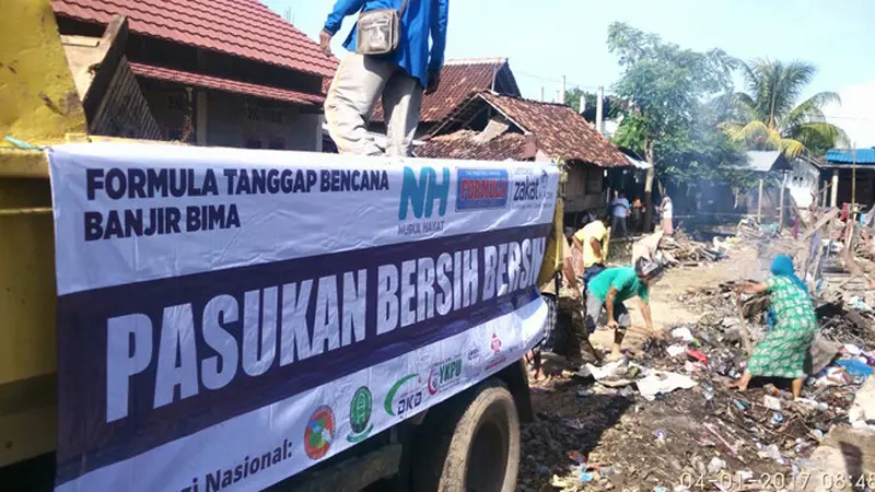 Aksi Bersih-Bersih Tim Formula di Banjir Bima