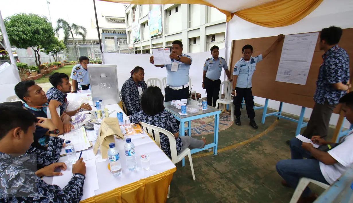 Suasana pemungutan suara di TPS 28 Lembaga Pemasyarakatan Klas 1 Narkoba, Salemba, Jakarta, Rabu(15/2). Paslon nomor urut 2 mengungguli dengan total suara 77 suara. (Liputan6.com/Helmi Afandi)