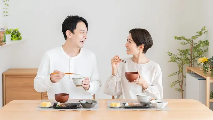 couple romantis bahagia