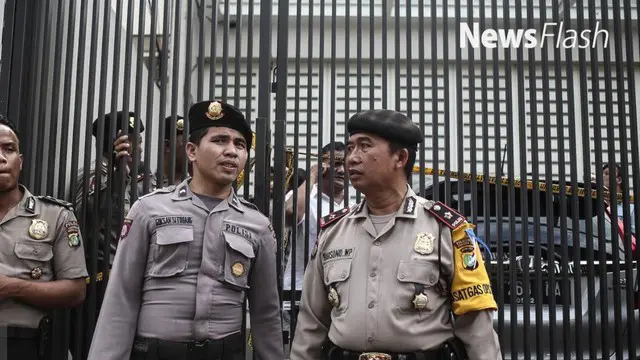  Polda Metro Jaya telah menangkap tiga perampok sadis di rumah milik Dodi Triono di Jalan Pulomas Utara, Nomor 7A, Jakarta Timur. Sementara ini, motif pembunuhan terhadap Dodi, anak, dan sopirnya adalah murni perampokan.