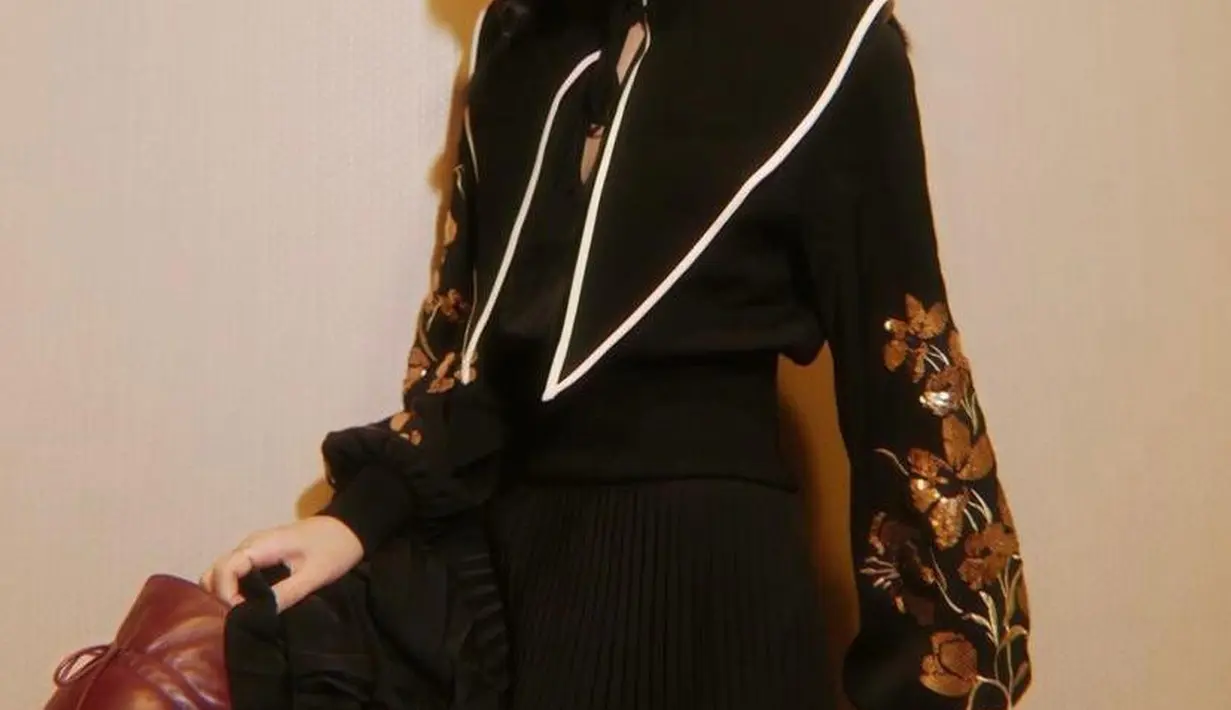 Unggah foto blur, Isyana tetap terlihat begitu memesona dengan padanan blazer hitam yang dipadukan rok tutu. (Instagram/isyanasarasvati).