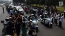 Warga antusias melihat iring-iringan mobil jenazah yang membawa almarhum Presiden ke-3 RI, BJ Habibie saat melintasi Jalan Gatot Subroto menuju TMP Kalibata, Jakarta, Kamis (12/9/2019). BJ Habibie meninggal pada Rabu (11/9/2019) setelah menjalani perawatan di RSPAD. (Liputan6.com/Johan Tallo)