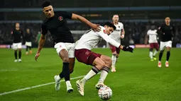 Pemain Aston Villa, Ollie Watkins (kiri) berebut bola dengan pemain West Ham United, Edson Alvarez pada laga lanjutan putaran ketiga Piala FA di Villa Park, Brimingham, Inggris, Minggu (11/01/2025). (AFP/Ben Stansall)