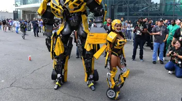 Karakter Bumblebee dalam film Transformers mengikuti New York Comic Con 2017 di Jacob Javits Center (7/10). Acara ini dimeriahkan oleh para cosplayer yang mengenakan aneka kostum. (AFP Photo/Timothy A. Clary)