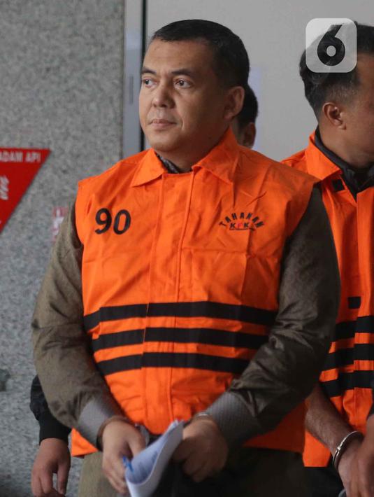 Wakil Menteri Imigrasi dan Pemasyarakatan (Wamen Imipas), Silmy Karim, melangkah menuju mobil tahanan usai menjalani pemeriksaan intensif di Gedung Merah Putih Komisi Pemberantasan Korupsi (KPK), Jakarta, Kamis (4/6/2026). (Liputan6.com/Helmi Fithriansyah)
