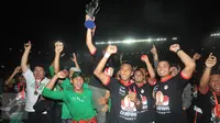 PSMS Medan menjadi kampiun Piala Kemerdekaan 2015. Tim Ayam Kinantan juara setelah menang 2-1 atas Persinga Ngawi di Stadion Gelora Bung Tomo, Surabaya, Minggu (13/9/2015). (Liputan6.com/Saiful Arif)