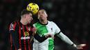Pemain Liverpool, Darwin Nunez (kanan) berduel udara dengan pemain Bournemouth, Illia Zabarnyi pada laga lanjutan Liga Inggris 2023/2024 di Vitality Stadium, Bournemouth, Inggris, Minggu (21/01/2024) waktu setempat. (AFP/Adrian Dennis)