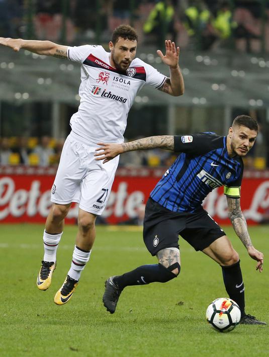 Pemain Inter Milan, Mauro Icardi (kanan) berebut bola dengan pemain Cagliari, Artur Ionita pada lanjutan Serie A di San Siro stadium, Milan, (17/4/2018). Inter menang 4-0. (AP/Antonio Calanni)