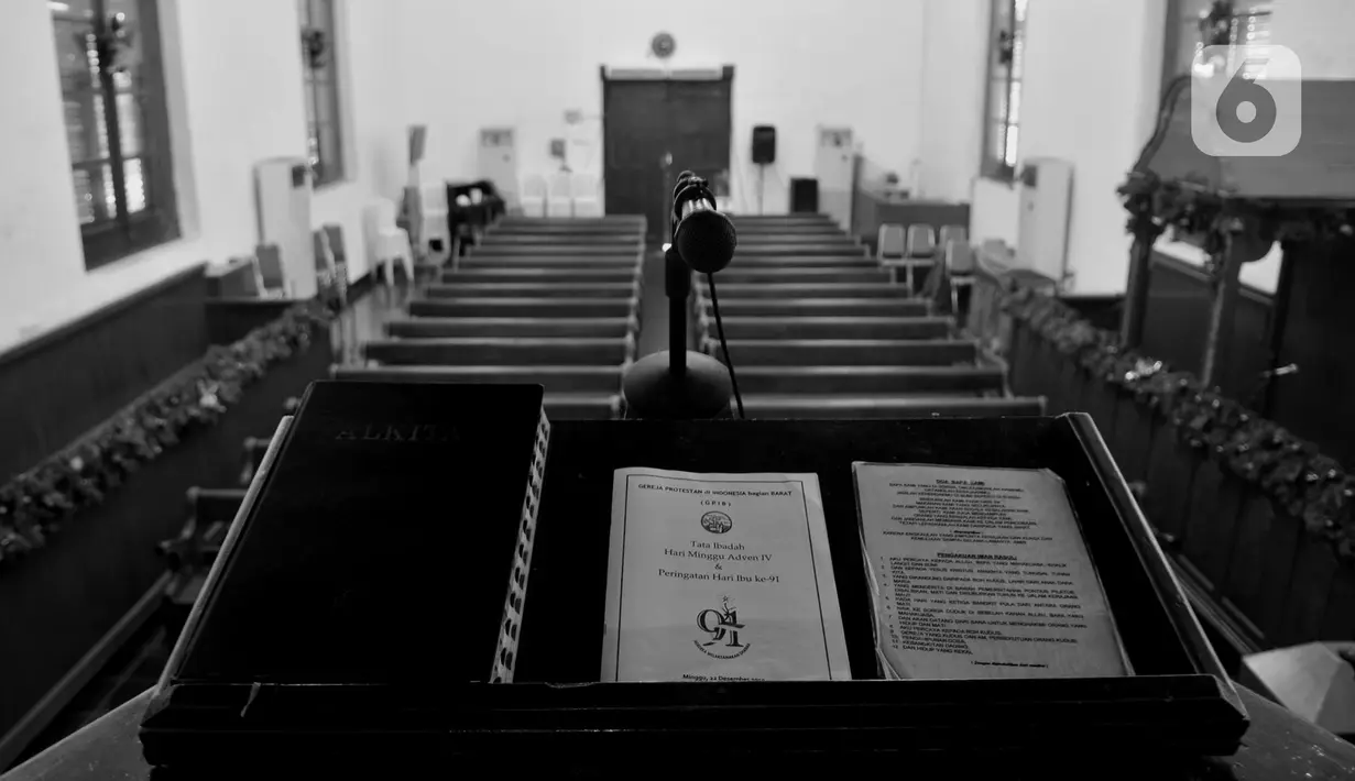 Alkitab terlihat di meja mimbar tua Gereja Tugu, Semper, Jakarta, Selasa (24/12/2019). Gereja Tugu dibangun pada tahun 1744-1747(merdeka.com/Iqbal Nugroho)