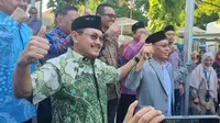 Rektor Unair M Nasih bersama Budi Santoso saat memberikan keterangan terkait kasus pemecatan di Kampus Unair. (Dian Kurniawan/Liputan6.com)