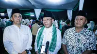 Masyarakat memenuhi kediaman Plt Ketua Umum Partai Persatuan Pembangunan (PPP) Muhamad Mardiono dalam rangka tasyakarun dan tirakatan menyambut pergantian tahun baru 2024, di Sleman, Yogyakarta, Minggu (31/12/2023). (Foto: DPP PPP)