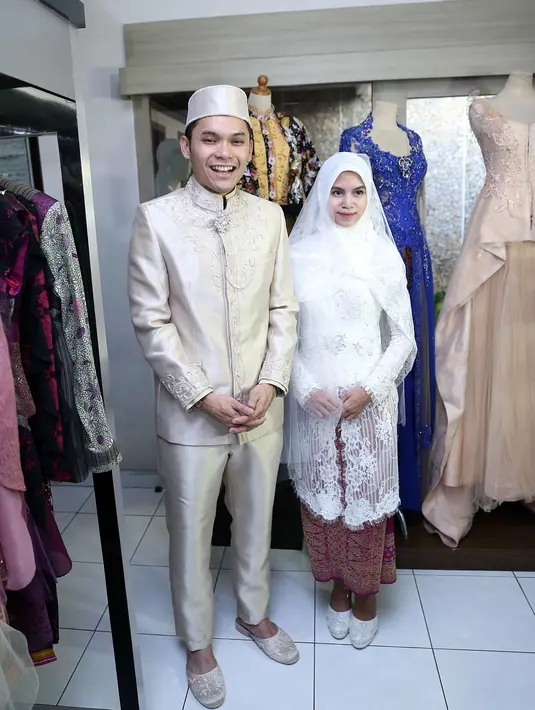"Kalau Ines pengennya rose gold karena sesuai dengan hari H. Jadi akan ada dua motif yang kita pakai. Motifnya tergantung Mas Ferry," ujar mantan suami Marshanda. (Nurwahyunan/Bintang.com)