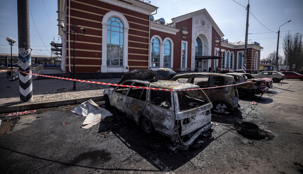 Mobil yang dikalsinasi terlihat di luar stasiun kereta api yang digunakan untuk evakuasi warga sipil, setelah terkena serangan roket di Kramatorsk, Ukraina timur (8/4/2022). Stasiun itu digunakan untuk mengevakuasi warga sipil dari wilayah Donbas, Ukraina timur. (AFP/Fadel Senna)