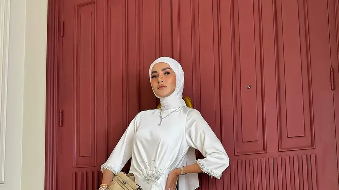 Potret Olla Ramlan dengan Gamis Putih. (instagram/ollaramlan)