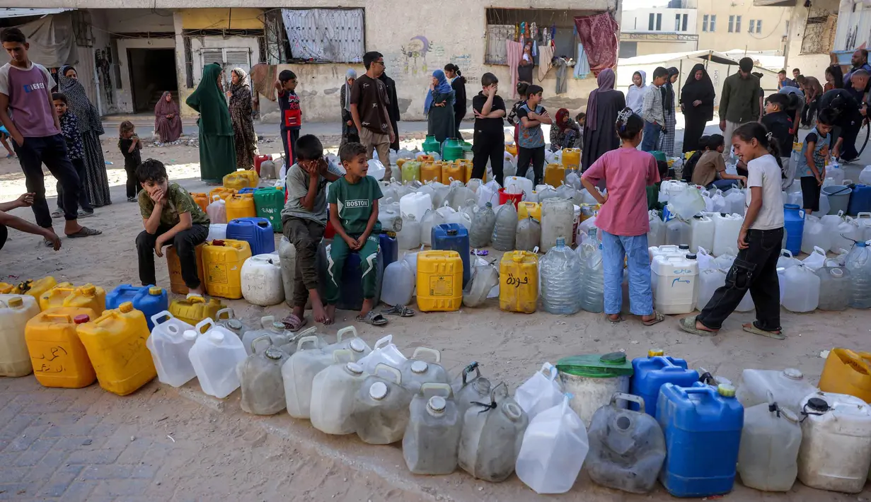 Orang-orang yang terlantar akibat perang menunggu dengan wadah air untuk mengisi persediaan mereka dari tangki air di kamp penampungan, Khan Yunis, Jalur Gaza Selatan pada 6 Juni 2026. (Bashar Taleb/AFP)