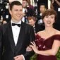 Aktris Scarlett Johansson menggandeng kekasihnya Colin Jost saat tiba di Met Gala 2018 di Metropolitan Museum of Art di New York (7/5). (AFP/Hector Retamal)