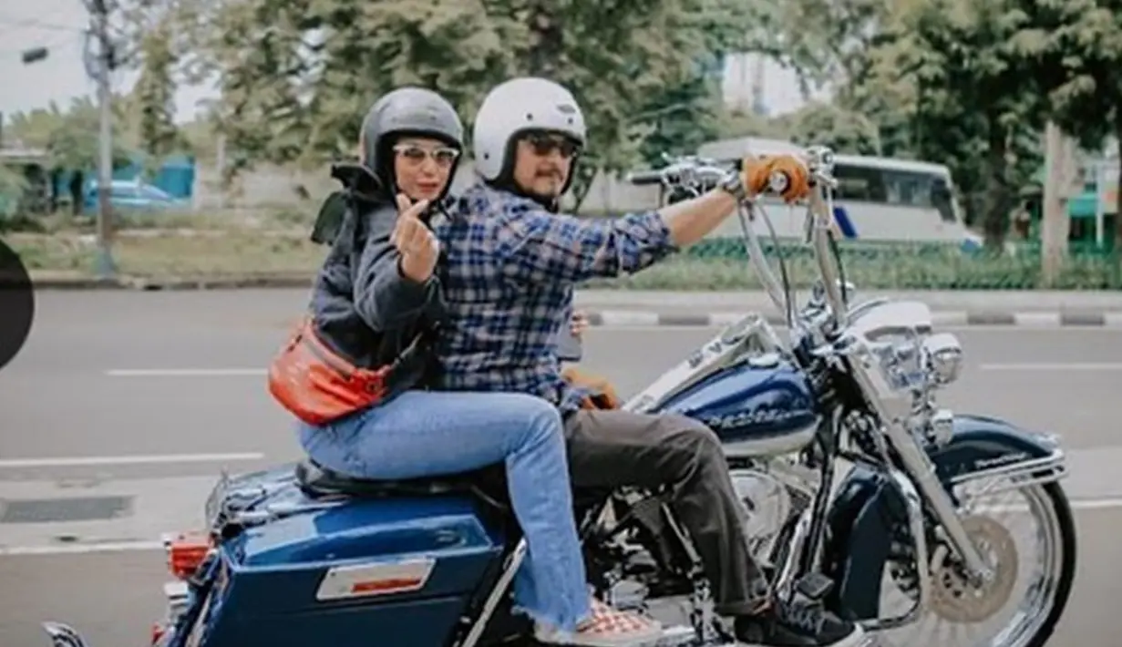 Tak hanya bersama teman satu gengnya saja, rupanya Ferry Maryadi juga kerap mengajak sang istri touring bersama. Momen keduanya saat melakukan touring ini mencuri perhatian netizen. (Liputan6.com/IG/@kangferrymaryadi)