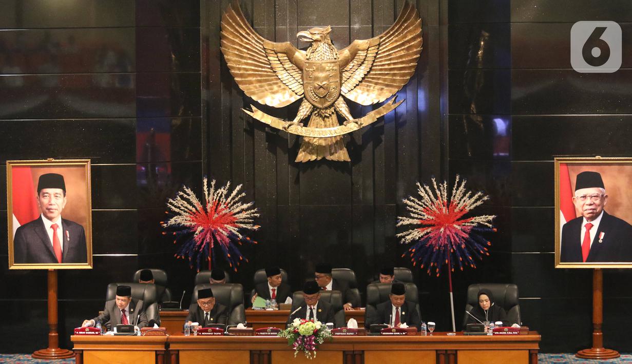 Ketua DPRD DKI Jakarta Prasetio Edi Marsudi (tengah) bersama pimpinan lainnya memimpin Rapat Paripurna di Gedung DPRD DKI Jakarta, Rabu (19/2/2020). DPRD DKI Jakarta mengesahkan tata tertib pemilihan Wakil Gubernur DKI Jakarta. (Liputan6.com/Angga Yuniar)