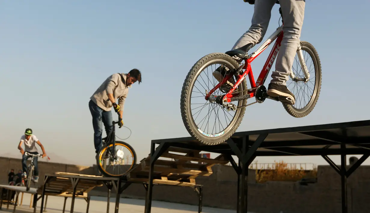 Sejumlah pemuda Afghanistan berlatih sepeda Dirt Jump (DJ) di Kabul, Afghanistan (15/11). Serta digunakan untuk melakukan atraksi lompatan tinggi dan atraksi-atraksi ekstrem lainnya. (Reuters/Omar Sobhani)