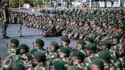 Pangkostrad Letjen Edy Rahmayadi memberikan pengarahan kepada pasukan TNI di Kolinamil TNI AL, Jakarta, Senin (9/5/2016). Sebanyak 450 tentara diberangkatkan untuk menjalankan misi pengamanan daerah perbatasan Indonesia-Papua Nugini.