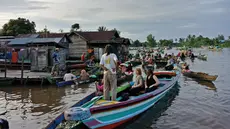 Wisatawan asing sedang menikmati berinteraksi dengan pedagang di Pasar Terapung Lok Baintan, Banjarmasin (Liputan6.com/Pool/Kadek Arini)