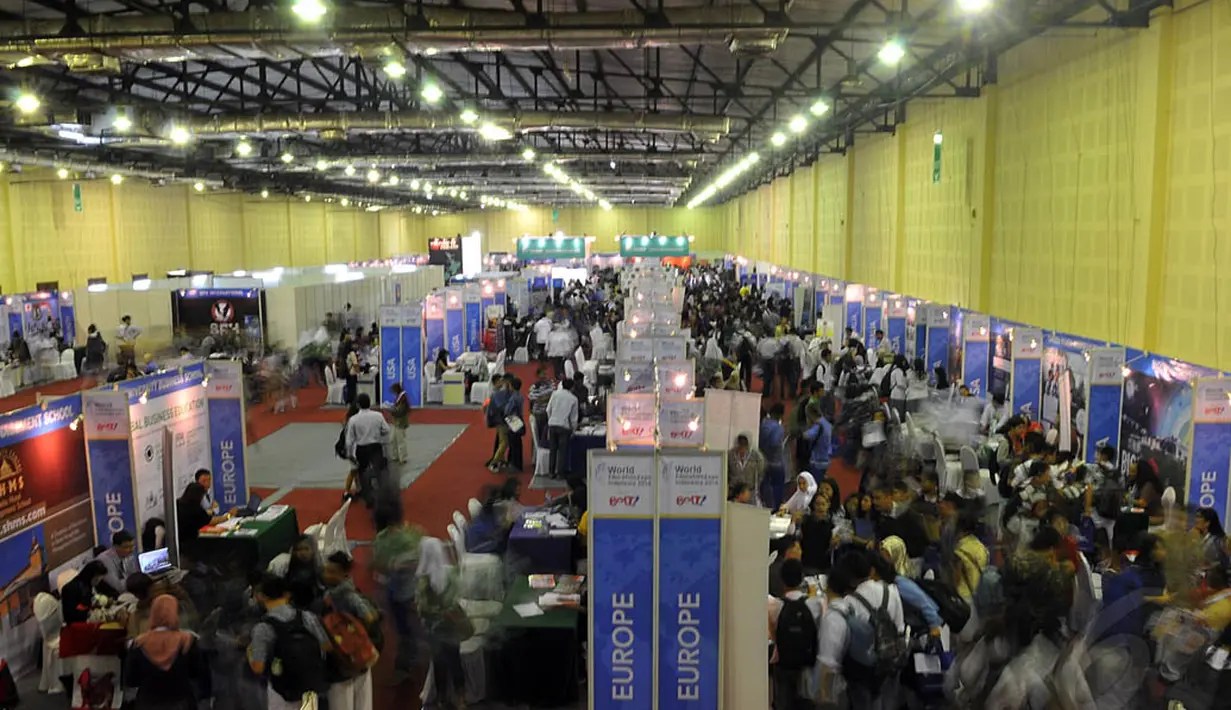 Pengunjung melihat stand-stand pameran World Education Expo Jakarta, (3/10/14). (Liputan6.Com/Johan Tallo)